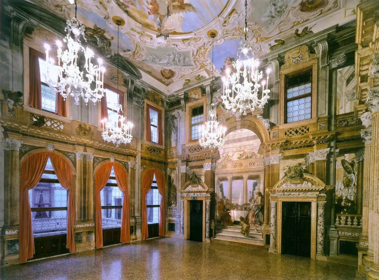 Int&eacute;rieur somptueux d'un palais labia, avec lustres en cristal, fresques au plafond et rideaux de velours rouge.