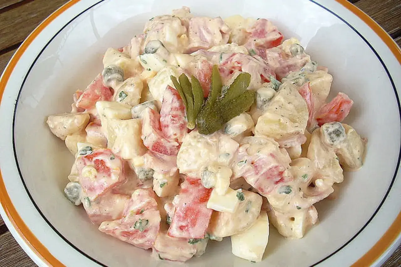 Une délicieuse salade piémontaise, vrai recette, avec pommes de terre, tomates, œufs et cornichons, le tout nappé d'une sauce crémeuse.