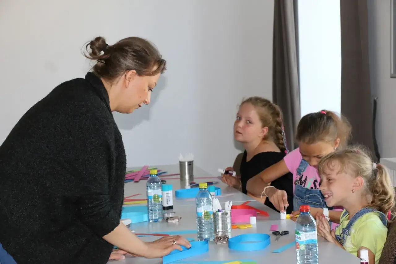 Dzieci na zajęciach plastycznych w domu kultury