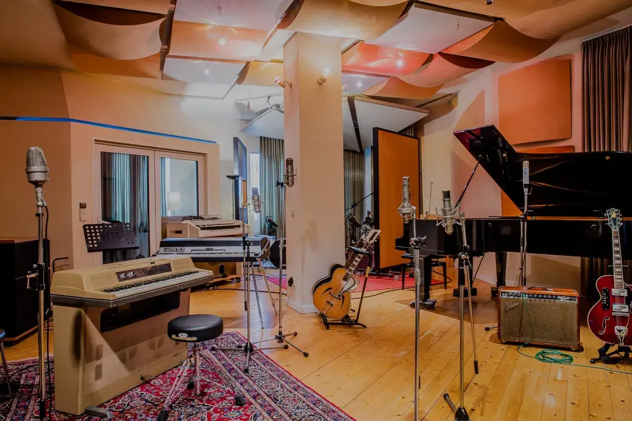 Aufnahme-Studio mit Flügel, Gitarren, Keyboards und Mikrofonen. Hier kann man Musik aufnehmen und