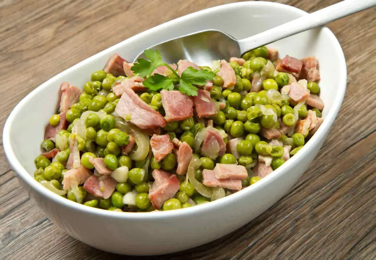 Guisantes congelados salteados con jamón y cebolla, una idea fácil para tus recetas.
