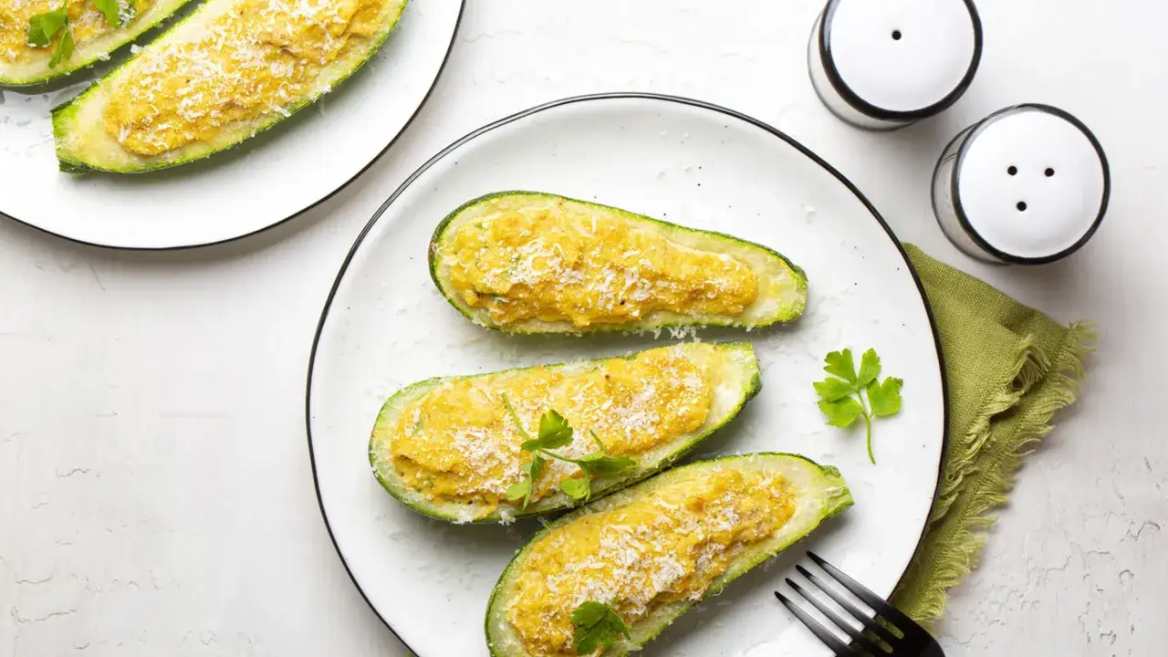 Zucchine ripiene velocissime, pronte per essere gustate. Un piatto leggero e saporito, perfetto per ogni occasione.