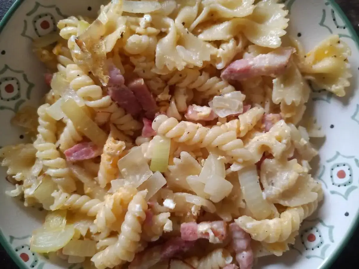 Nudeln mit Speck in der Pfanne zubereiten