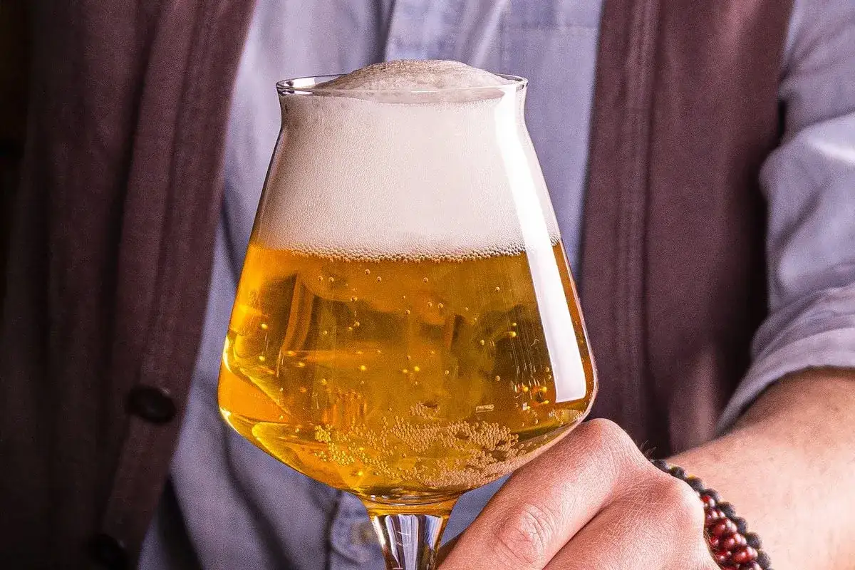 Un verre de type de bi&egrave;re blonde, p&eacute;tillante et dor&eacute;e, avec une mousse blanche et onctueuse.