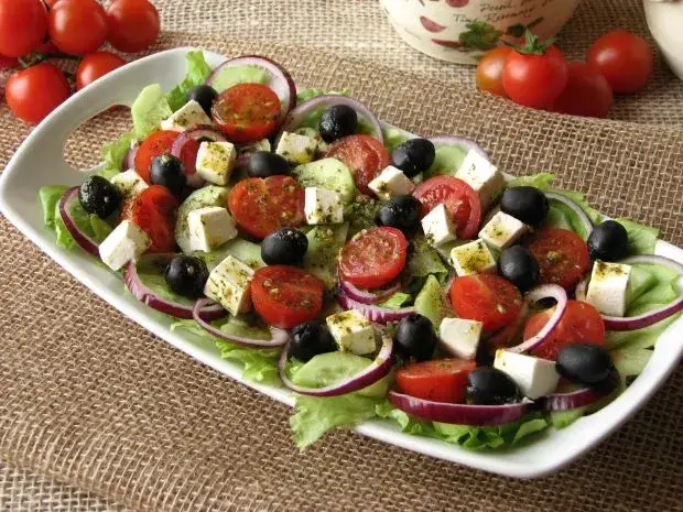 różne sosy winegret do caprese