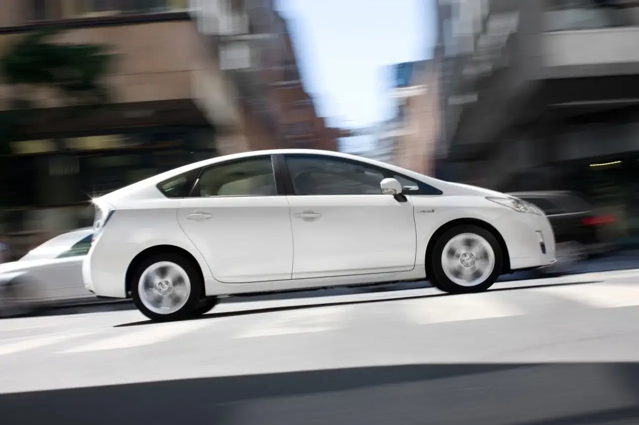 Voiture blanche en mouvement, une option pour une liste voiture compatible e85 sans kit.