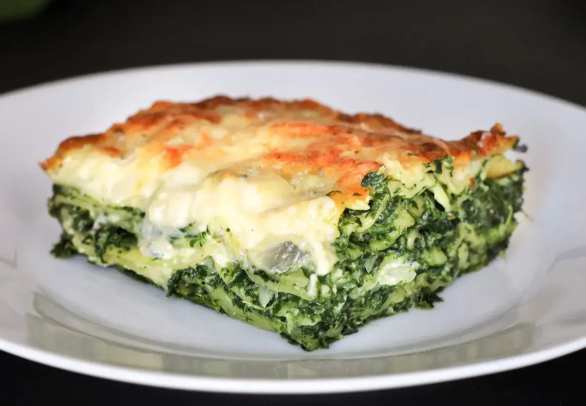 Gorgonzola Lasagne mit Spinat und cremiger Käsesauce, goldbraun überbacken.