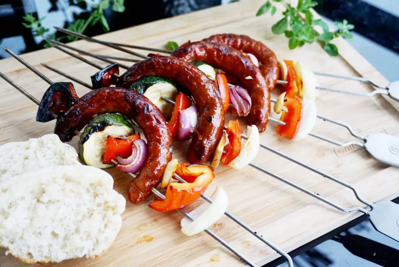 Merguez-Spieße mit Gemüse und Brot – ein köstliches Rezept für den Grill.