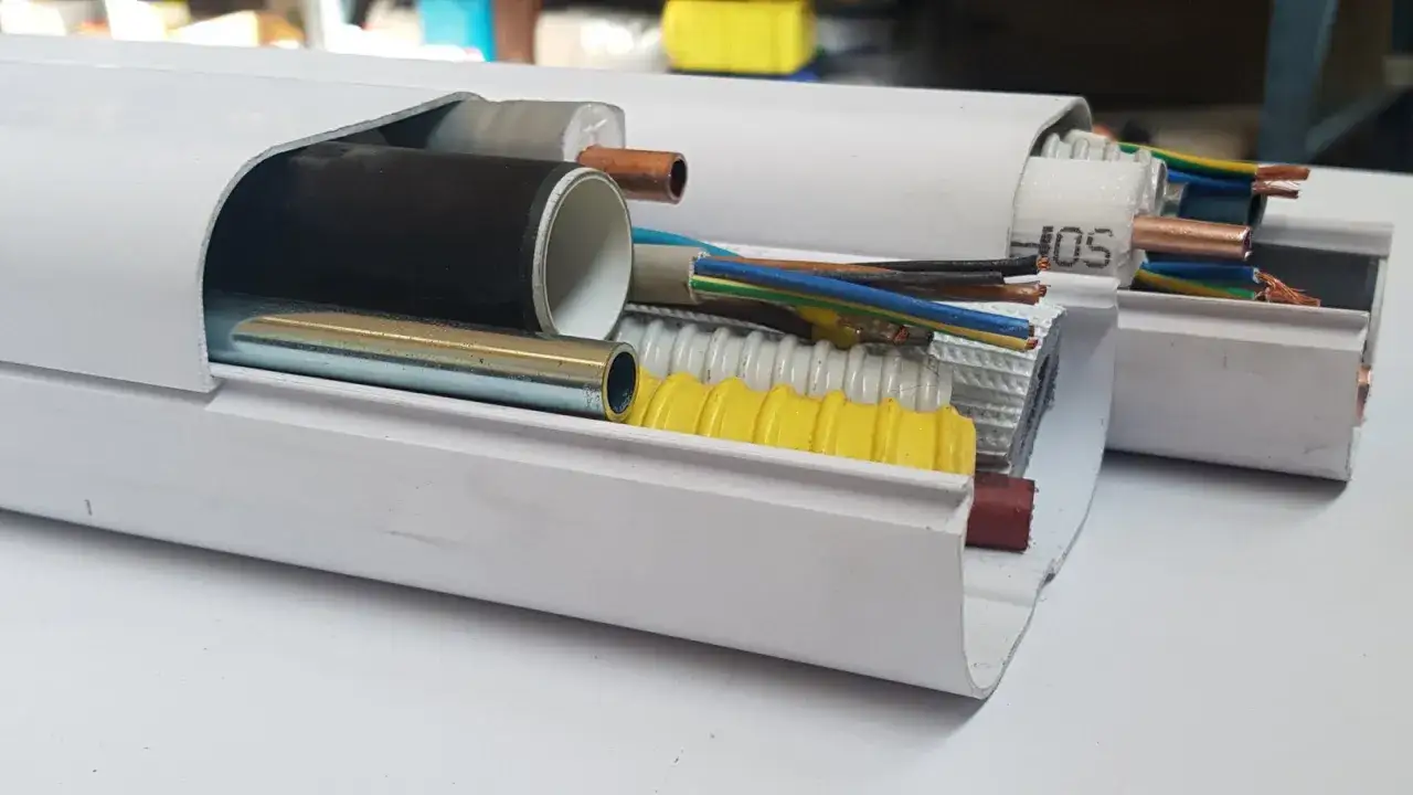 Canalina condizionatore design: cavi, tubi e guaine protette in un sistema ordinato.
