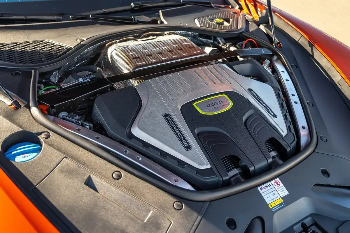 Silnik V8 4.0 Turbo S w Porsche Panamera, gotowy do dostarczenia mocy.