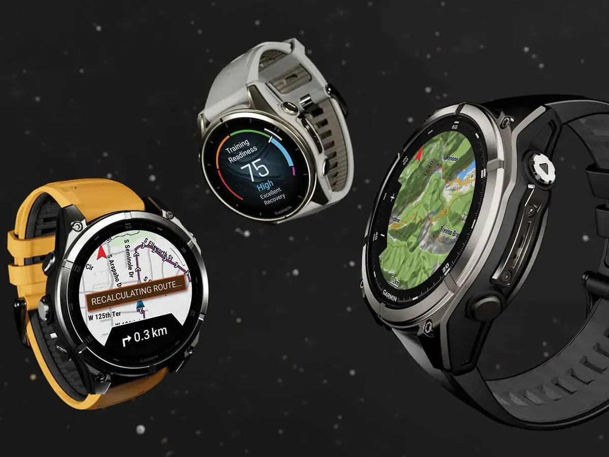 Trzy zegarki Garmin: ż&oacute;łty z mapą i trasą, biały z pomiarem tętna tlenowego i gotowości treningowej, czarny z mapą g&oacute;rską.