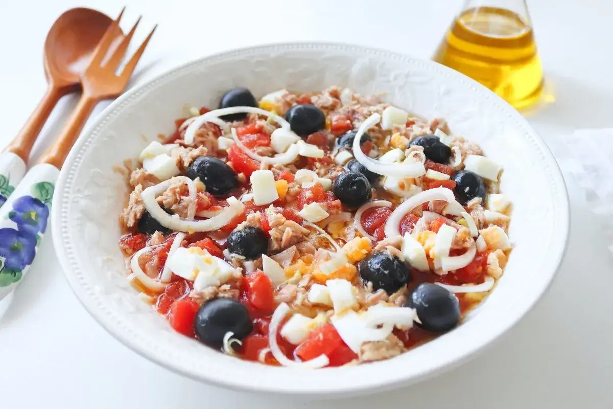Ensalada murciana con at&uacute;n, tomate, huevo duro, cebolla y aceitunas negras. Un plato fresco y delicioso.