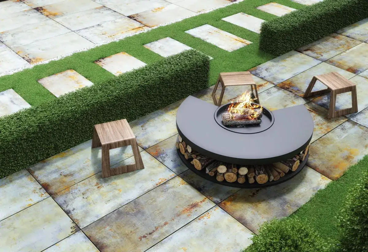 Modern terraza con hoguera y asientos de madera. Ideas suelo terraza con baldosas rústicas y césped artificial.