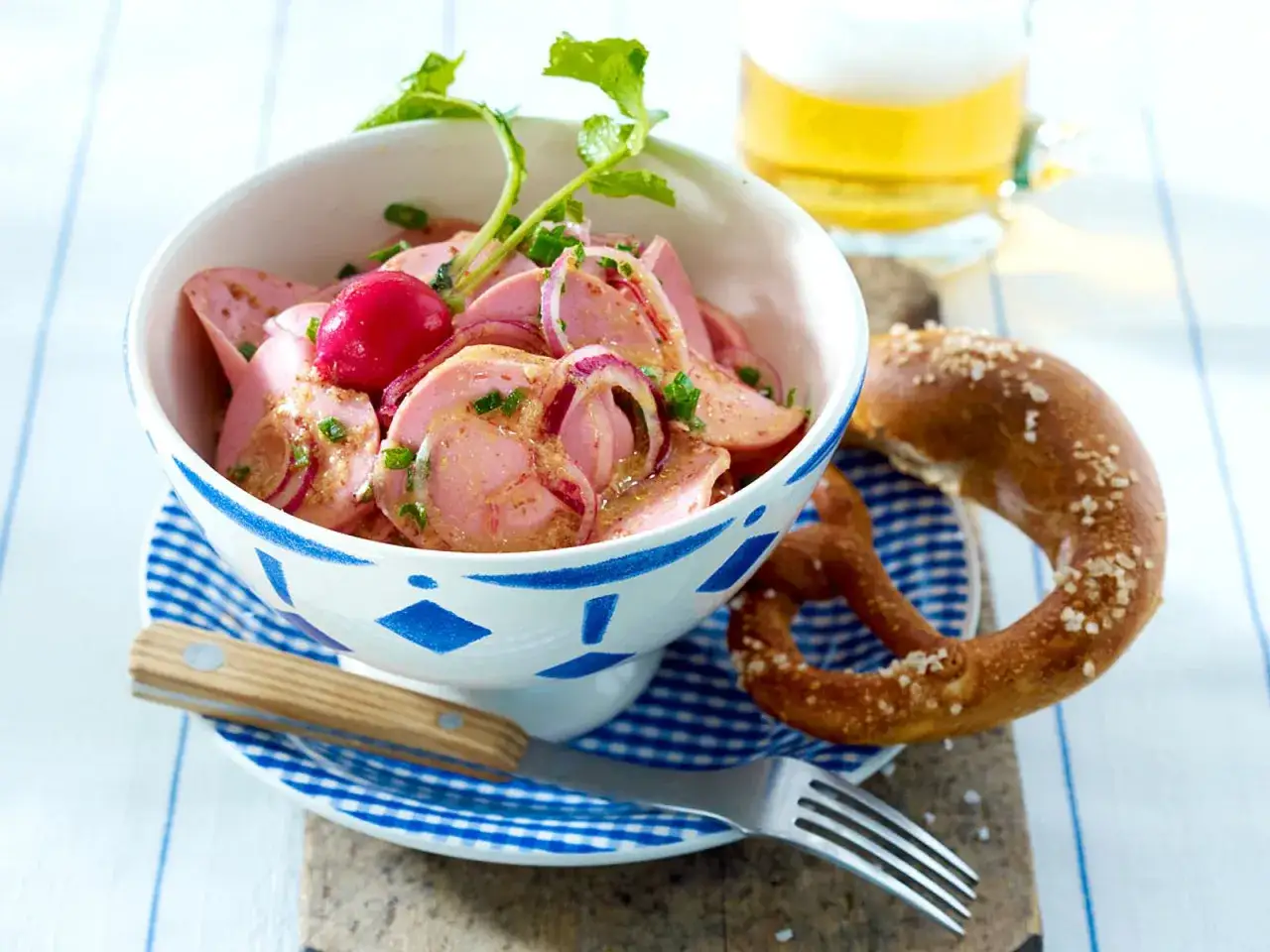 Schmackhafter Wurstsalat mit Radieschen und Zwiebeln, perfekt für ein einfaches wurstsalat rezept. Dazu ein Brezel und Bier.