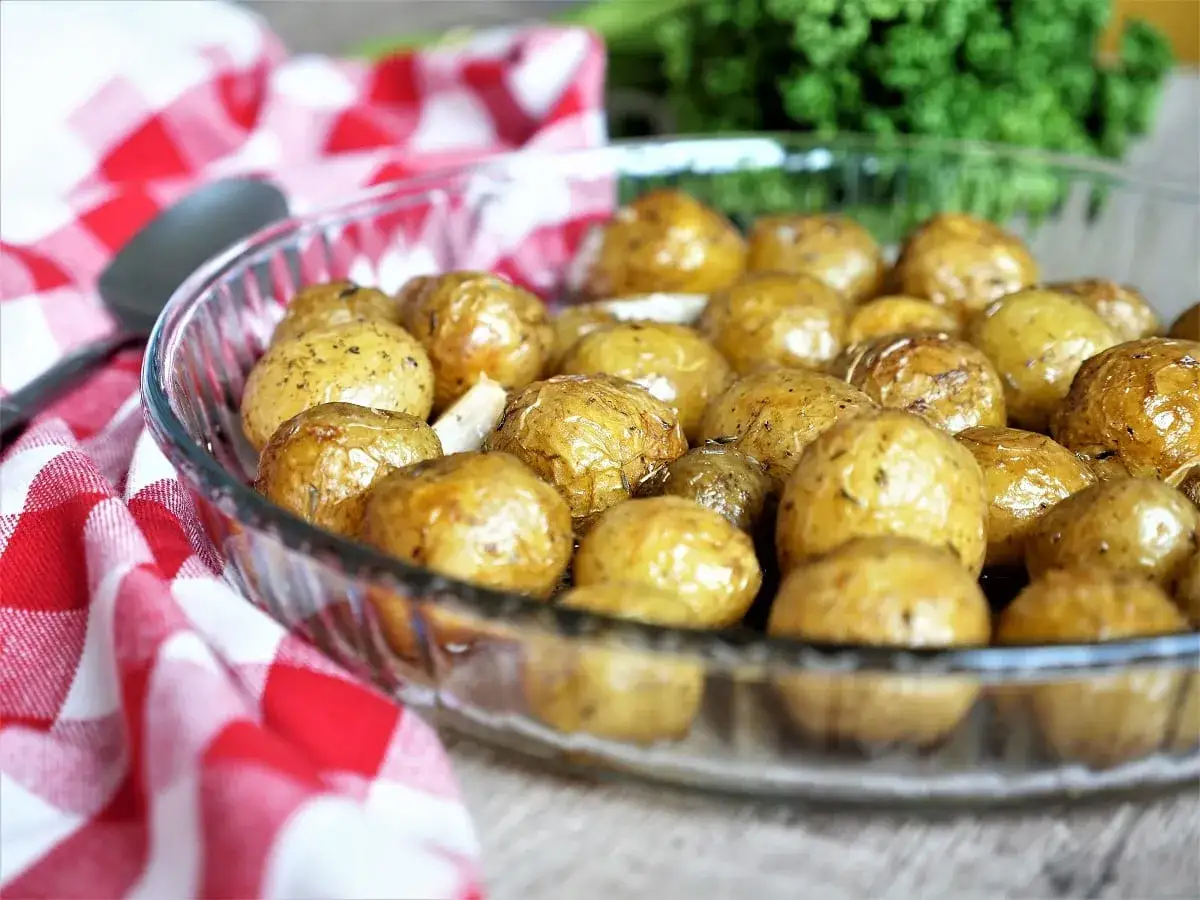 Pommes de terre grenailles à la plancha, dorées et parfumées, prêtes à être dégustées.