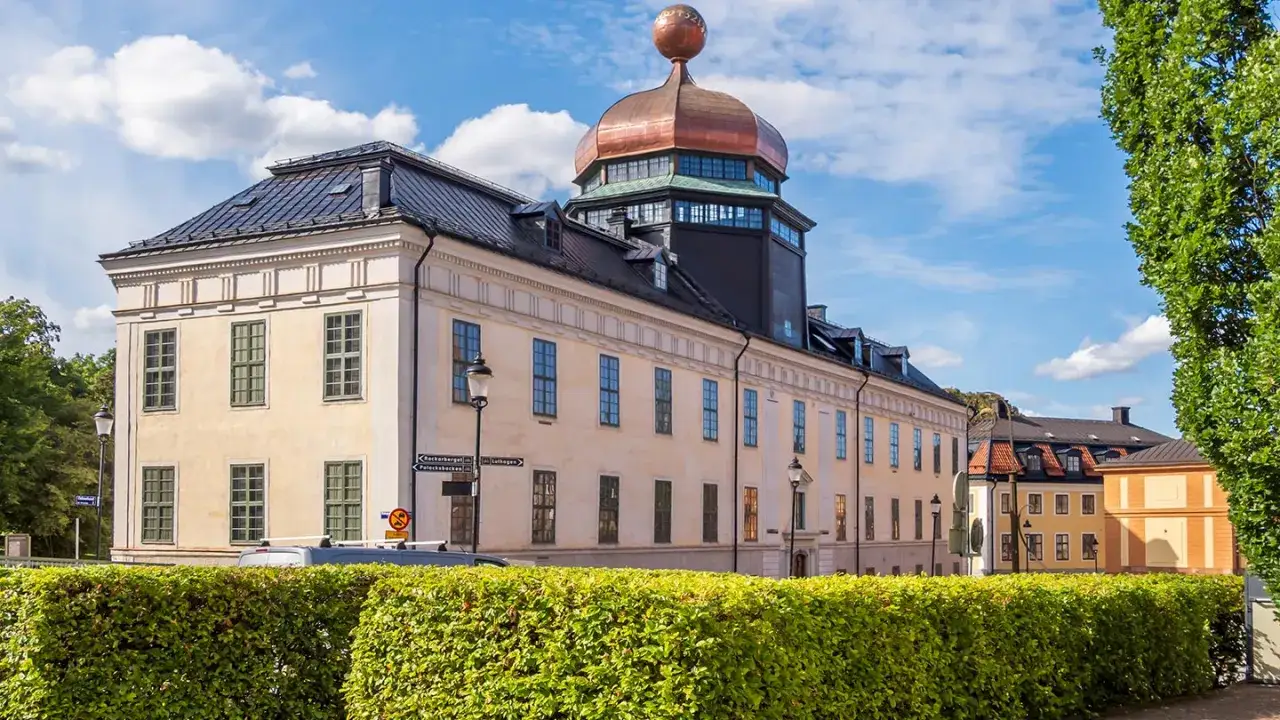 Vacker byggnad i Uppsala med kopparkupol. Perfekt för gratis aktiviteter Uppsala, som att promenera och njuta av arkitekturen.