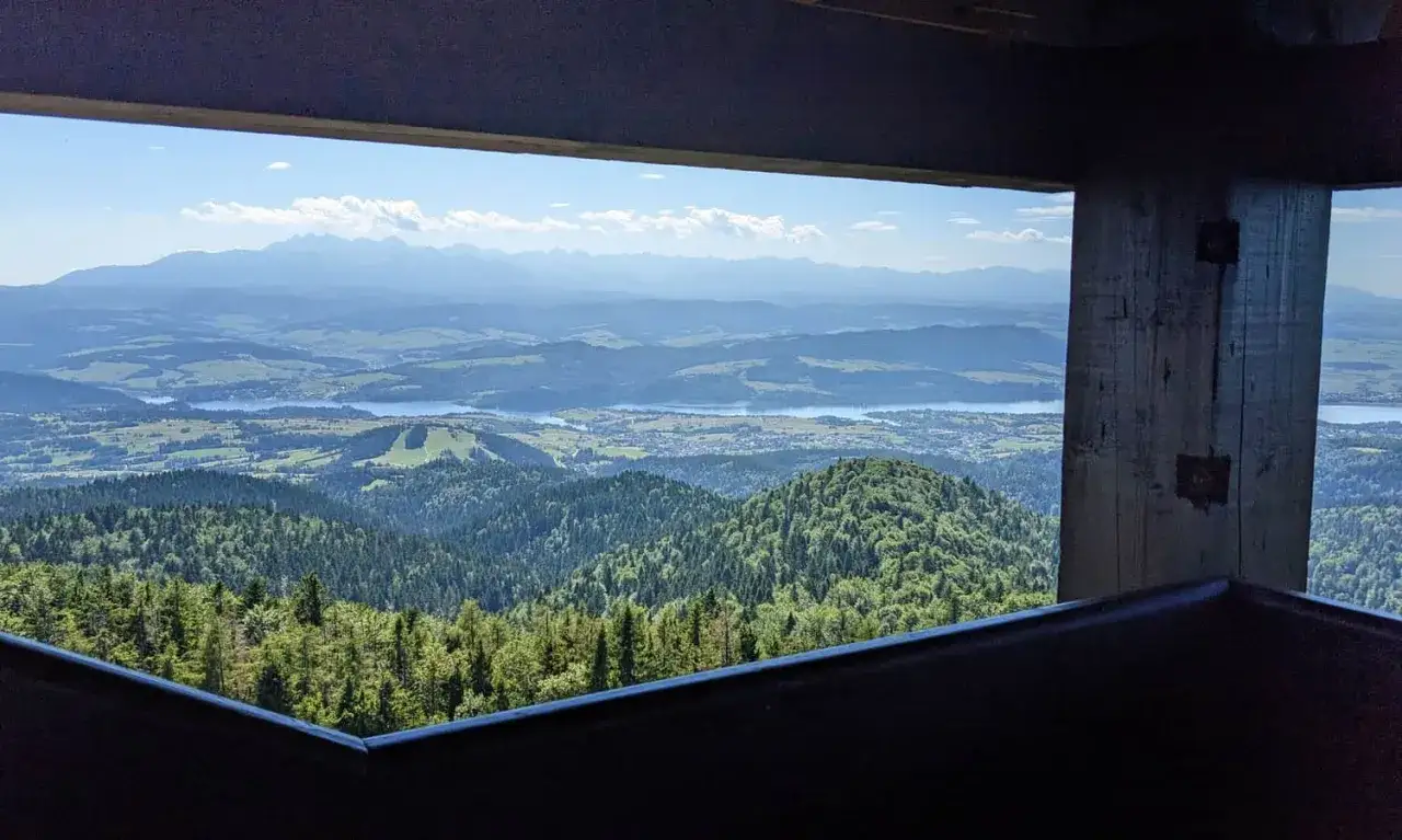 Widok z wieży widokowej na szlak na Lubań z Kluszkowiec. Jezioro Czorsztyńskie i Tatry w oddali.
