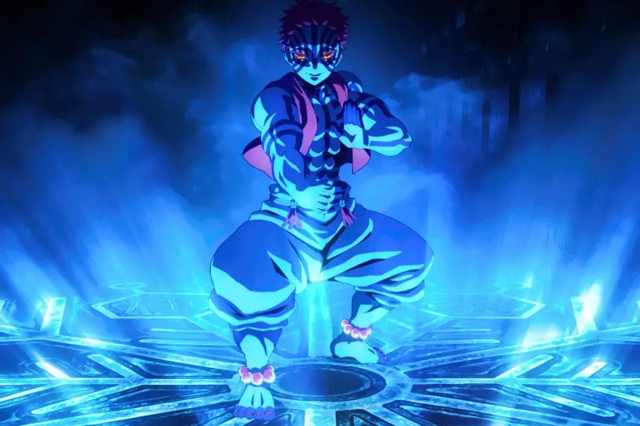 Akaza, der obere Dämon, bereit für den Kampf in Staffel 6 von Demon Slayer. Seine blauen Muskeln leuchten, während er auf einem magischen Kreis steht.