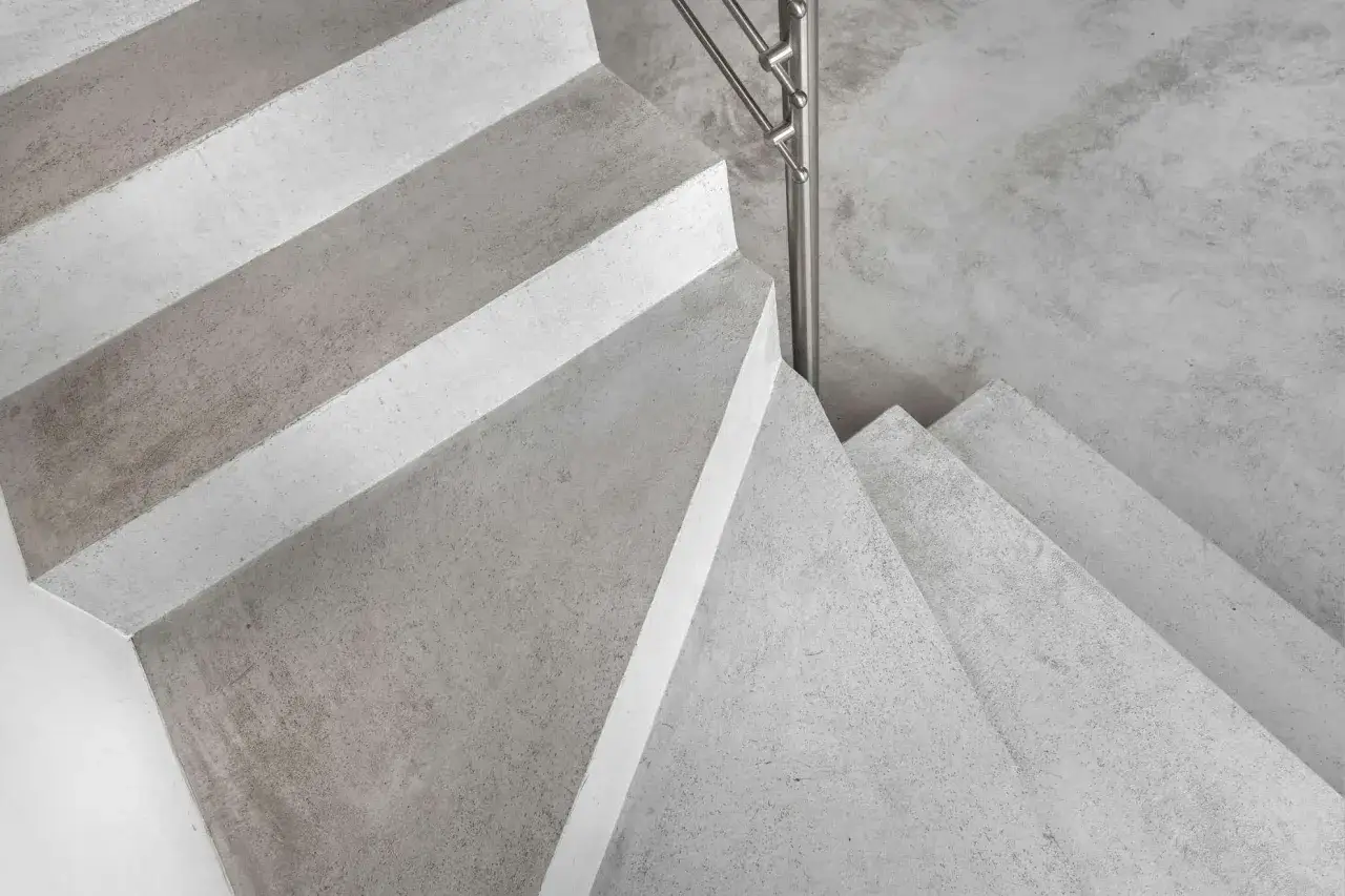 En modern hall med trappa i microcement. Den släta ytan ger en minimalistisk känsla.