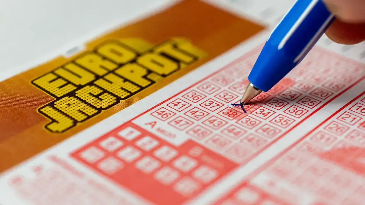 Długopis zaznacza liczby na kuponie Eurojackpot. Zastanawiasz się, dlaczego zwycięzcy loterii kredytowych często wpadają w jeszcze większe długi?