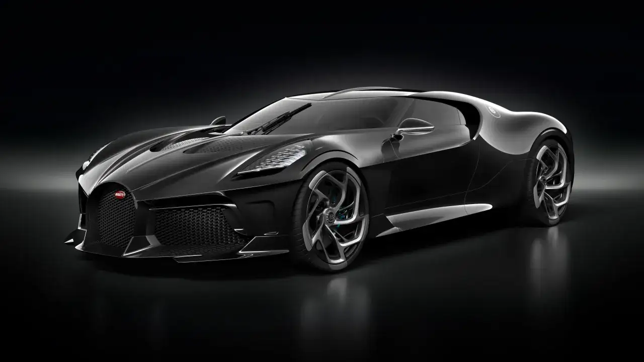 Elegancki, czarny Bugatti La Voiture Noire na ciemnym tle, z widocznymi detalami karoserii i felg.