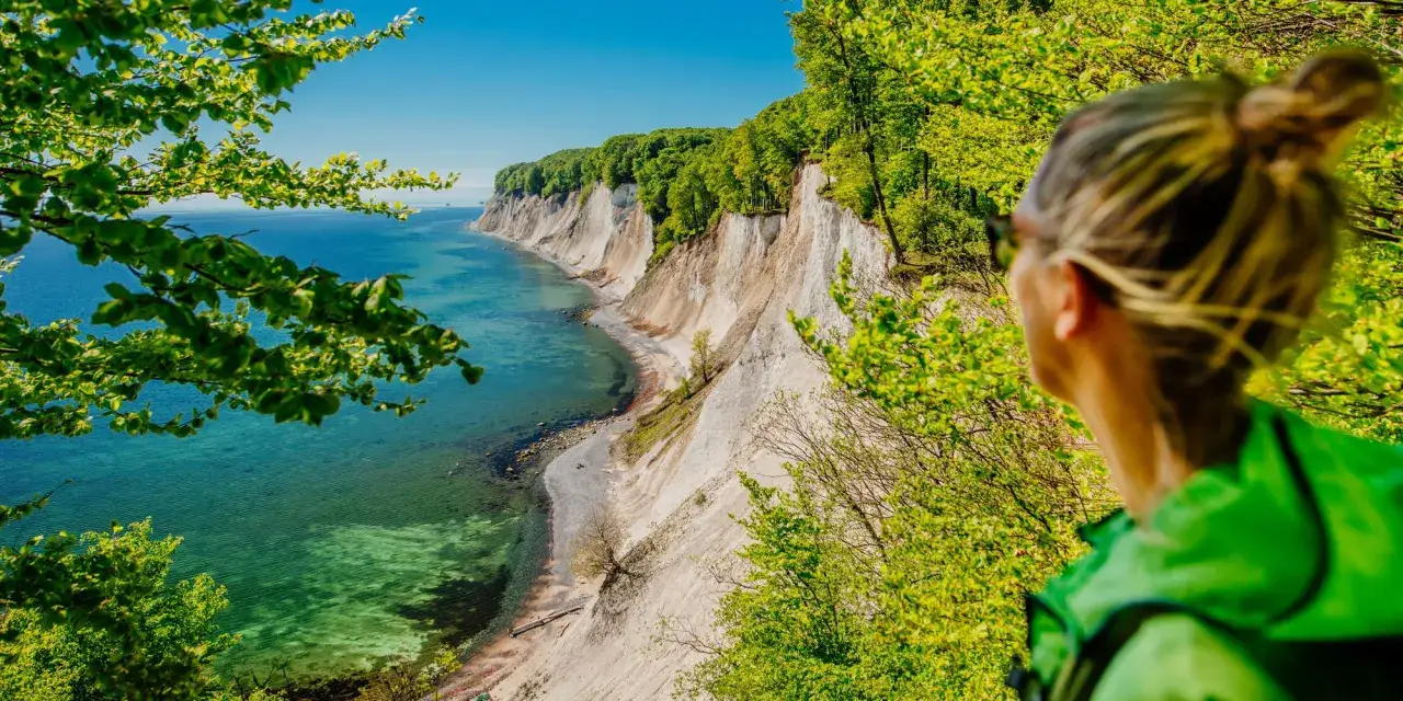Frauenkopf blickt auf die Kreidefelsen von Rügen. Die Küste bei **Reddevitz** ist ein atemberaubender Anblick.