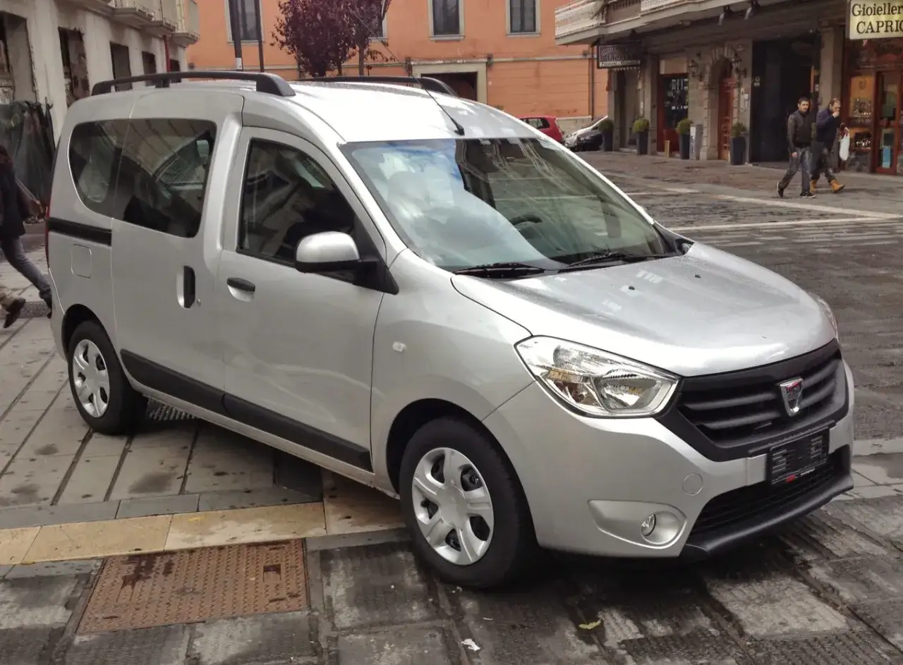 Silver Dacia Dokker står på en gata. En person går förbi. Kanske ett dacia dokker problem med parkeringen?