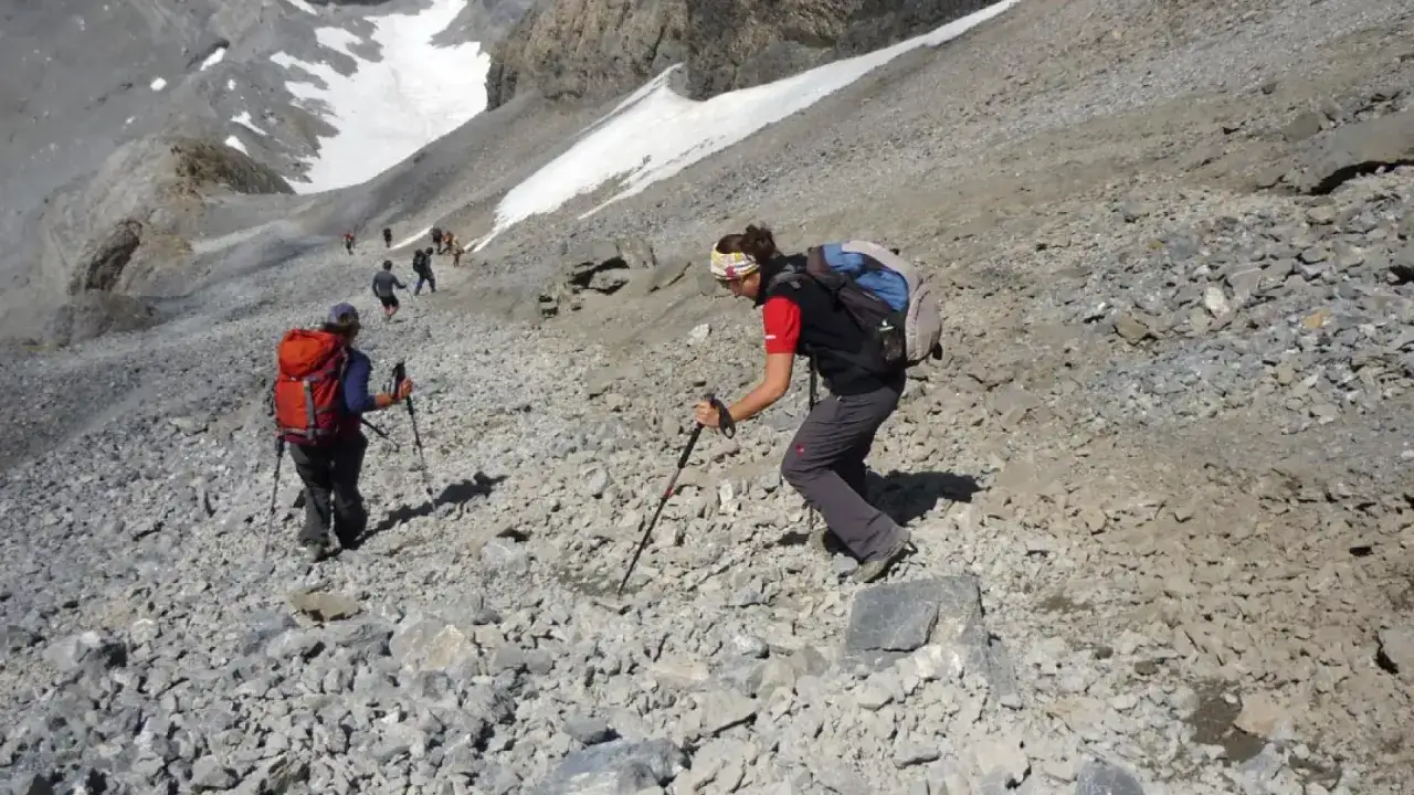 Grupo de excursionistas asciende por una pedrera en la ruta al Monte Perdido.