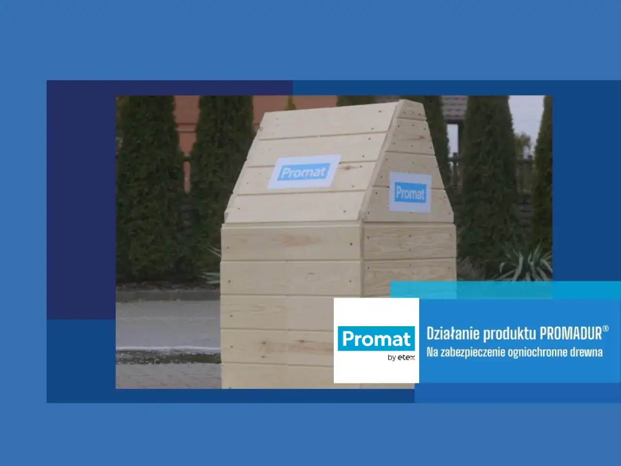 Drewniana konstrukcja z logo Promat, pokazująca, czym zabezpieczyć drewno przed ogniem.