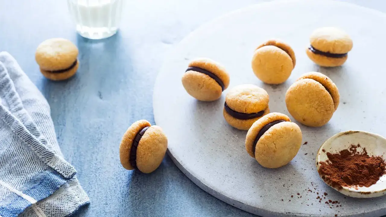 Baci di Dama Rezept: Zarte Kekse mit Schokoladenf&uuml;llung, perfekt zum Kaffee.