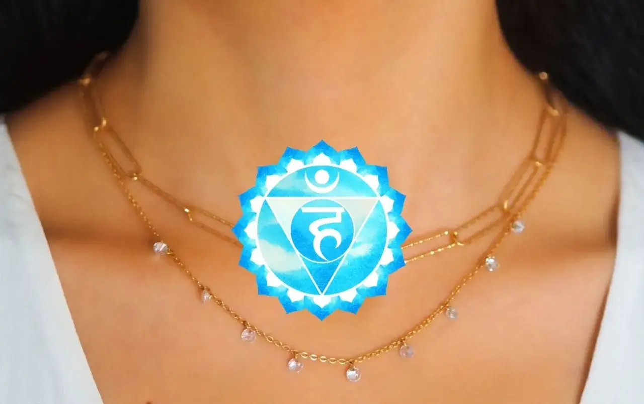 Halsband med blått chakra-symbol över halsen, som symboliserar halschakra obalans.