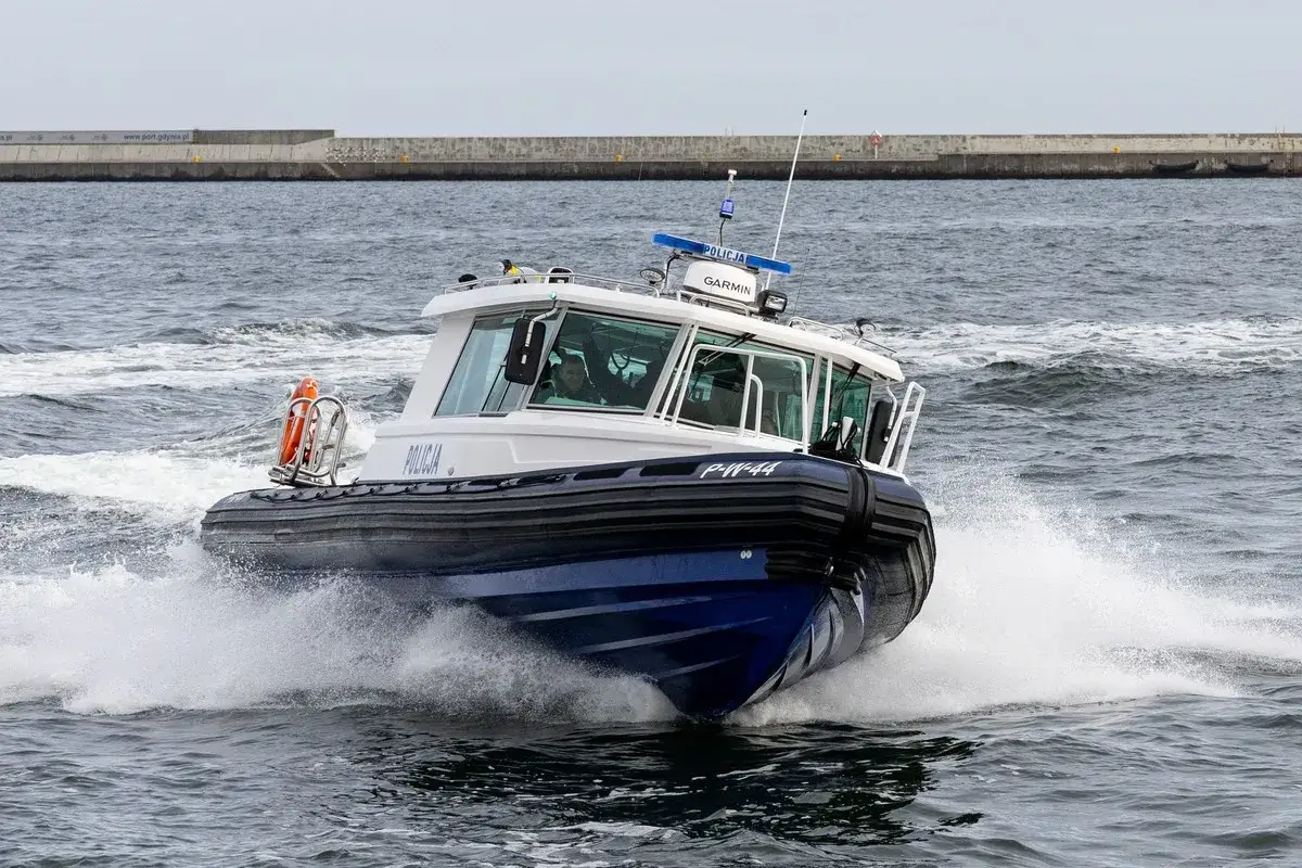 Szybka łódź patrolowa straży przybrzeżnej z napisem 