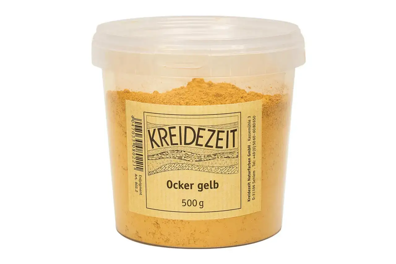 Behälter mit ocker gelbem Pulver, bereit zum ocker farbe mischen für natürliche Wandfarben.