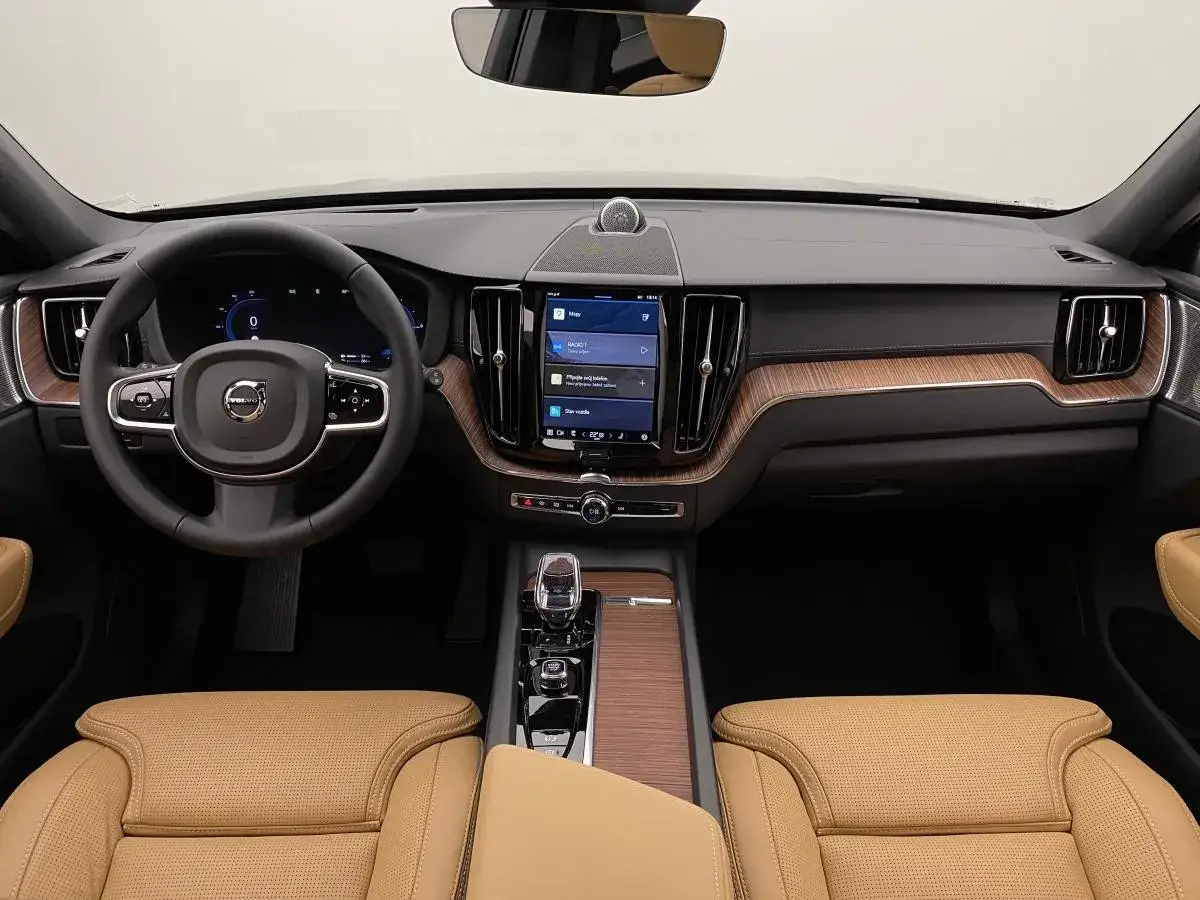 Wnętrze Volvo XC60 z beżową tapicerką i drewnianymi wstawkami. Sprawdź aktualną volvo xc60 cena i wyposażenie.
