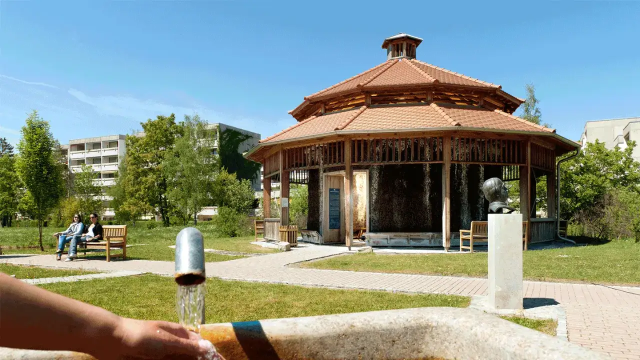Kurpark mit Gradierwerk, ideal f&uuml;r Veranstaltungen in Bad Windsheim. Zwei Frauen auf einer Bank, ein Brunnen im Vordergrund.