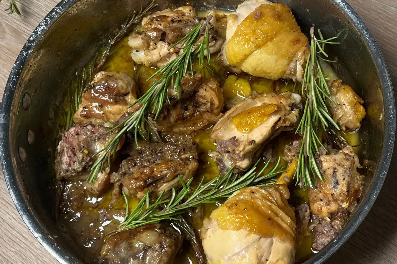 Pollo alla cacciatora ricetta della nonna: succulenti pezzi di pollo dorati in padella con rosmarino fresco e un sughetto invitante.