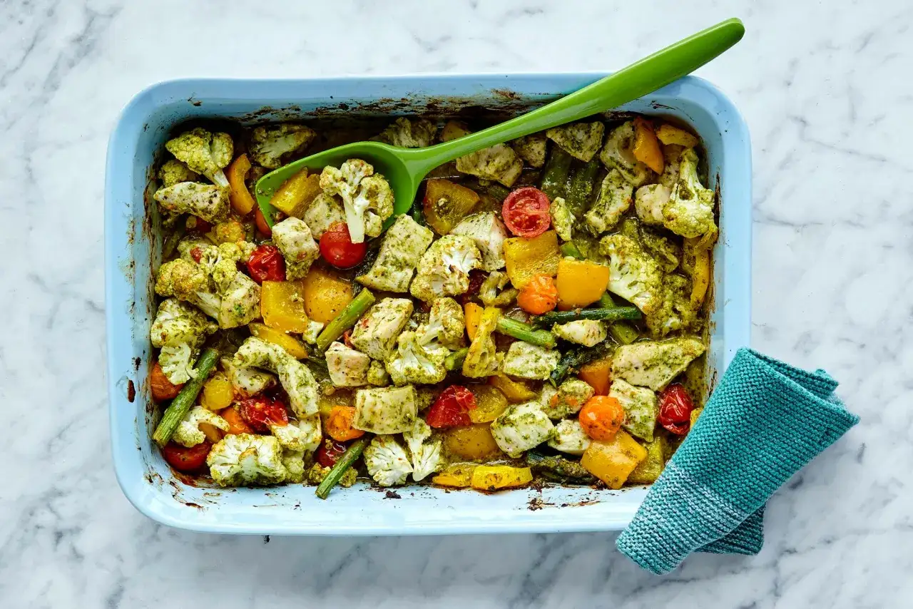 En ugnsform med kyckling, blomkål, paprika och körsbärstomater. Perfekt för veckans matsedel!
