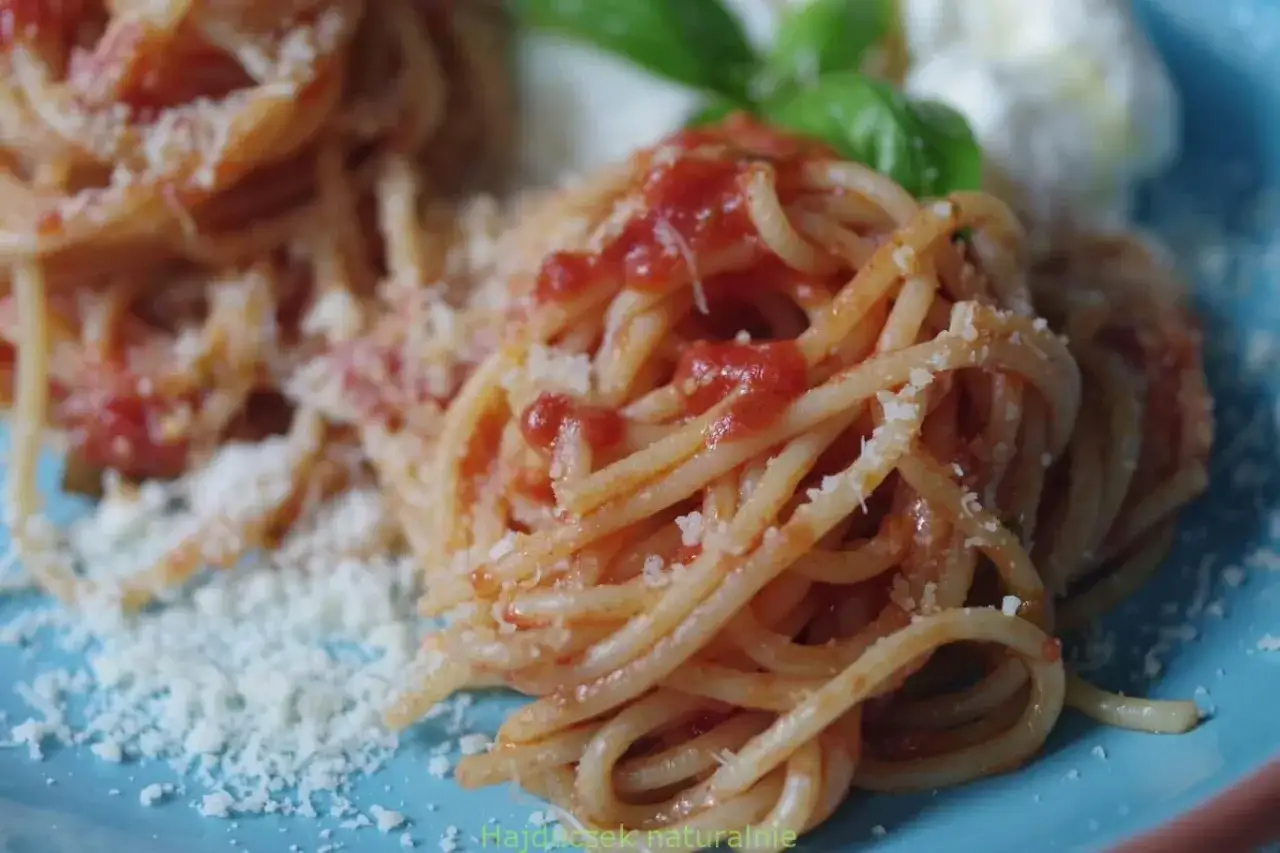 Pyszne spaghetti z pomidorowym sosem, posypane parmezanem. Idealny sos do spaghetti przepis na szybki obiad.