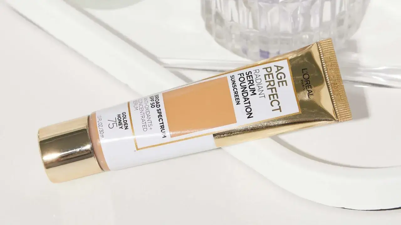 El mejor base de maquillaje para 60 años: L'Oréal Age Perfect Radiant Serum Foundation SPF 50, tono Golden Honey 75.