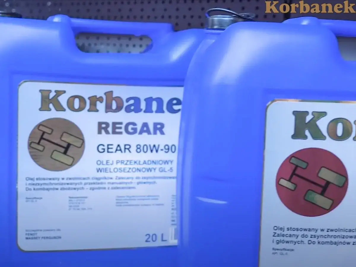 Niebieskie kanistry z olejem przekładniowym Korbanek REGAR GEAR 80W-90. Czy można mieszać olej hydrauliczny z przekładniowym? Ten olej jest do zwolnic i przekładni.