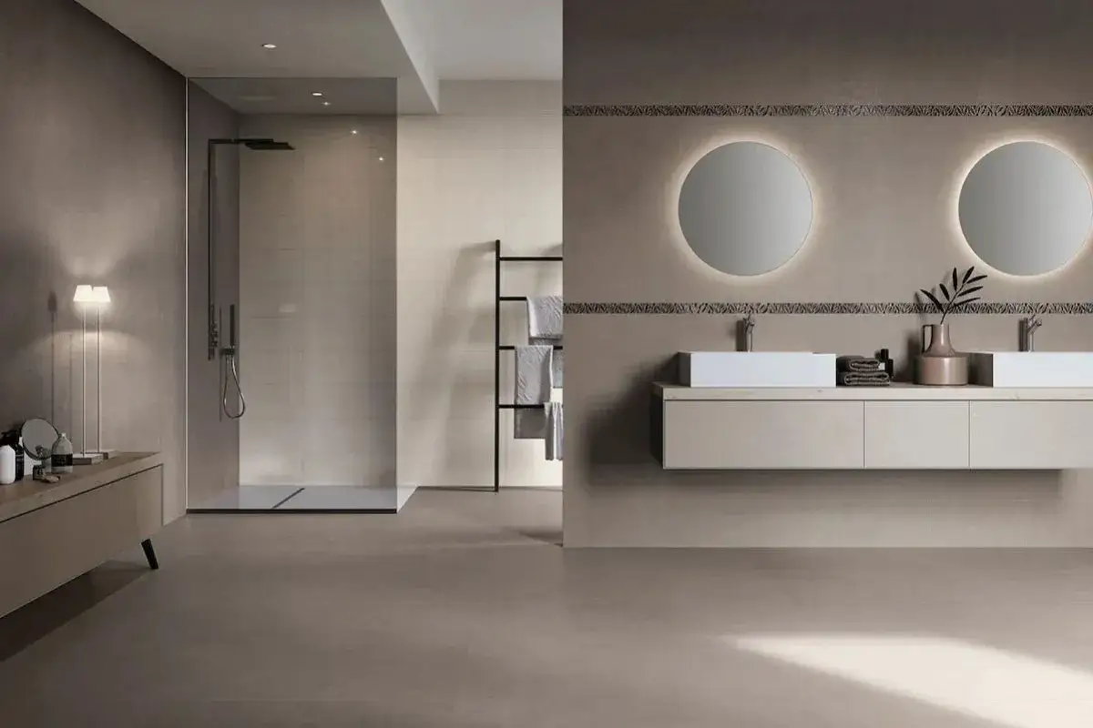 Bagni in resina idee: doccia moderna, doppio lavabo con specchi luminosi e mobile sospeso. Stile minimalista e raffinato.