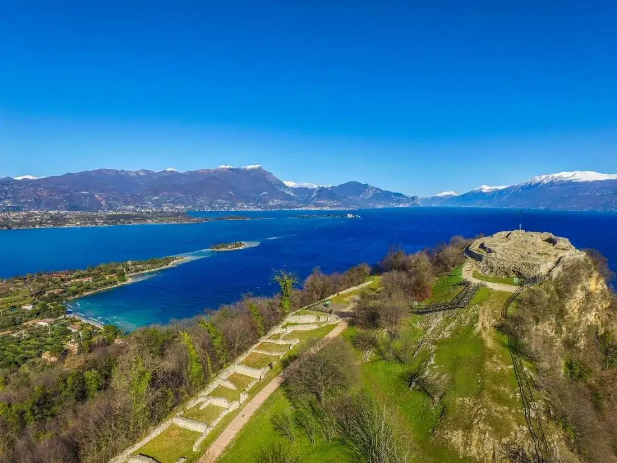 Rovine del Rocca di Manerba del Garda, un luogo imperdibile per scoprire la storia e godere di panorami mozzafiato sul lago.