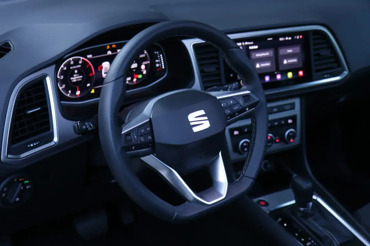 Wnętrze Seat Ateca, kierownica z przyciskami, cyfrowy kokpit i ekran multimediów. Wiele osób szuka seat ateca opinie przed zakupem.