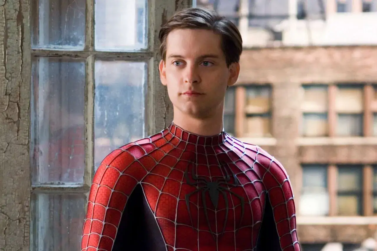 Tobey Maguire en costume de Spider-Man, prêt pour de nouvelles aventures dans les films.