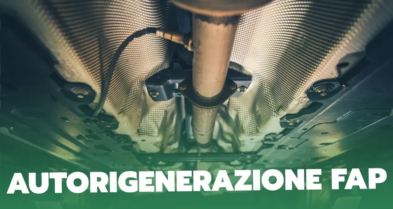 Sottoscocca auto con tubo di scarico e filtro antiparticolato (FAP). L'immagine mostra il sistema di scarico e la protezione termica.