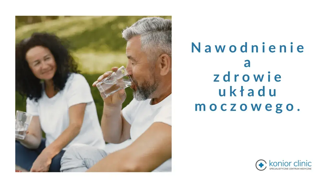 Starszy mężczyzna pije wodę, dbając o zdrowie układu moczowego. Dużo pije, mało sikam, to ważne dla jego samopoczucia.