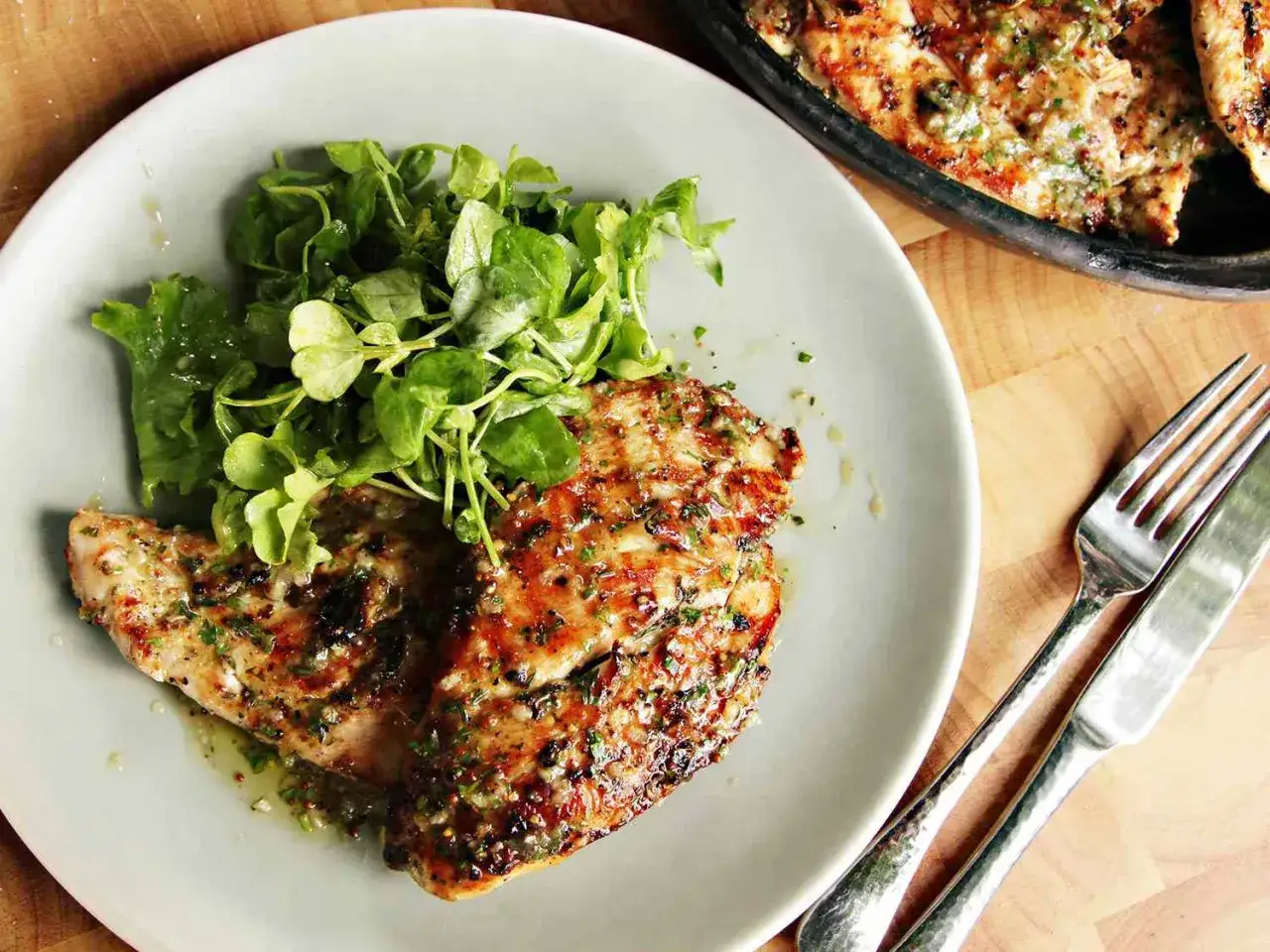 Grillad kycklingfilé med örter och en fräsch sallad. Ett perfekt grill recept för sommaren.