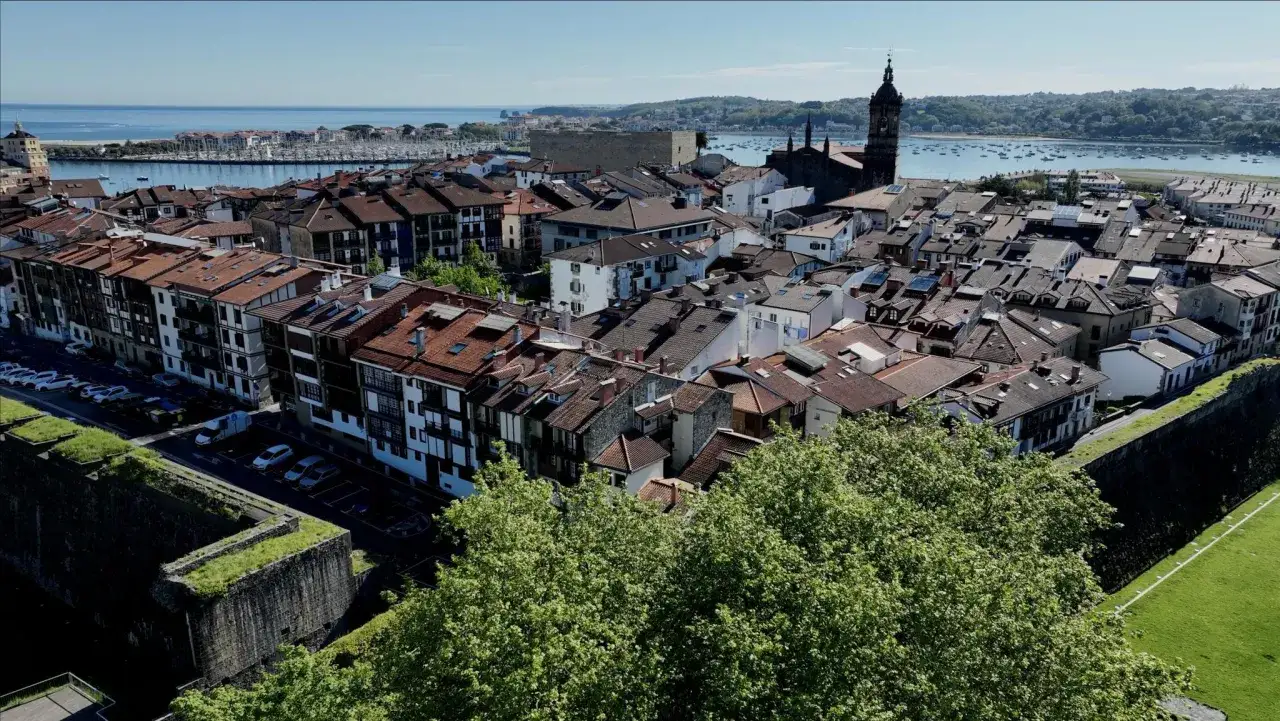 Vista aérea de Fuenterrabía, con sus tejados rojos, el puerto deportivo y el mar azul al fondo.