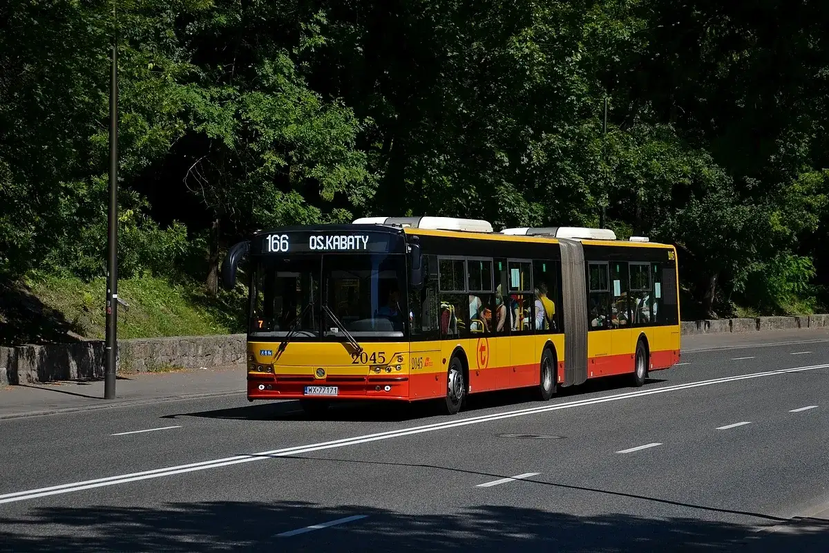 Autobus linii 166 w Warszawie, jadący w kierunku Os. Kabaty, z pasażerami w środku.