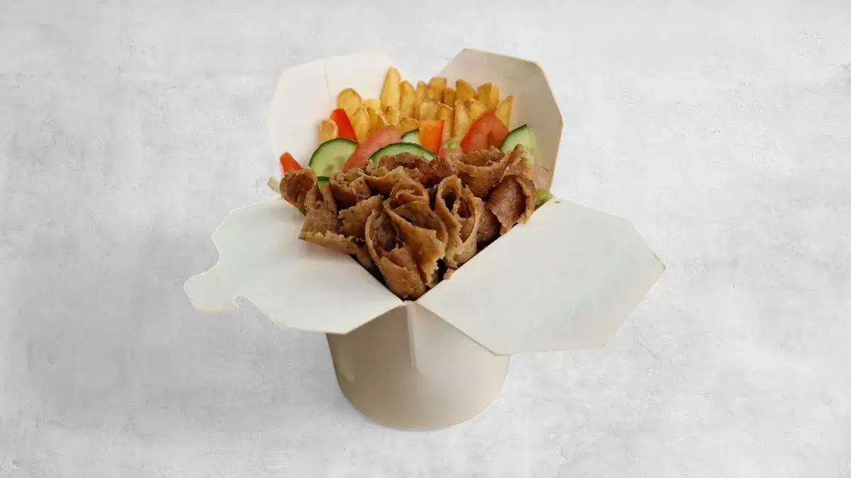 r&oacute;żne formy podania kebaba: bułka, tortilla, talerz, box
